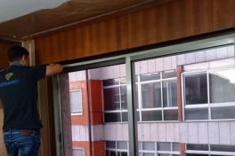 persona arreglando ventana